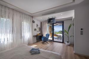sypialnia z łóżkiem, biurkiem i krzesłem w obiekcie Iakovakis Suites & Spa w mieście Koropi +37 zdjęć