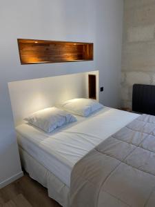 Gulta vai gultas numurā naktsmītnē App design au centre des remparts d’Aigues-Mortes.