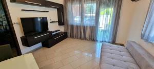 Telewizja i/lub zestaw kina domowego w obiekcie Black Brothers Wellness Apartments