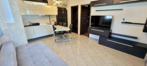 Kuchnia lub aneks kuchenny w obiekcie Black Brothers Wellness Apartments