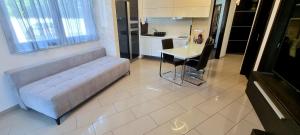 Telewizja i/lub zestaw kina domowego w obiekcie Black Brothers Wellness Apartments