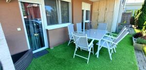 Patio lub wspólna przestrzeń na świeżym powietrzu w obiekcie Black Brothers Wellness Apartments