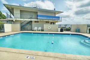 a large swimming pool in front of a building at Skyline Inn in Conway