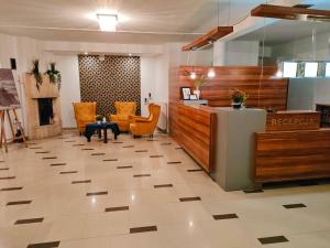 un vestíbulo con una sala de espera con sillas naranjas en Great Polonia Sand Beach Mielno, en Mielno