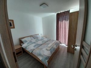1 dormitorio con cama y ventana en To8 apartman, en Dunapataj