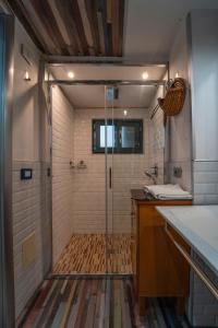 een badkamer met een douche en een glazen deur bij Domus Vesuvia in Torre Annunziata