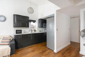 A cozinha ou cozinha compacta de Skyvillion - Beautiful 3-Bed Central London Apartment