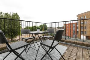 Uma varanda ou terraço em Skyvillion - Beautiful 3-Bed Central London Apartment