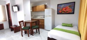 a small room with a bed and a kitchen at Hotel Torre del Prado in Barranquilla