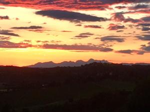 ポッジボンシにあるCase Nell' Aiaの山を背景に沈む夕日