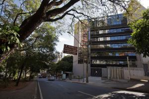 una calle con un letrero y un edificio en LK Lourdes, en Belo Horizonte