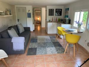 un soggiorno con un divano, un tavolo e una cucina di Boutique Apartment Altea La Vella ad Altea Altre 30 foto