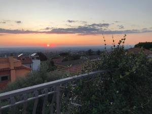 Blick auf den Sonnenuntergang von einem Gebäude in der Unterkunft Villa Maximo in Albano Laziale