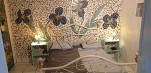 una camera con un letto e una parete con farfalle di La Maison Mosaic Medoc - Gîtes a Gaillan-en-Médoc Altre 103 foto