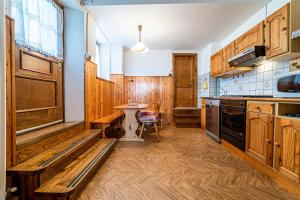 una cucina con mobili in legno e tavolo di Al Cesaril ad Alleghe