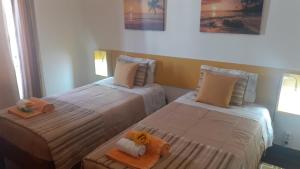 - une chambre avec 2 lits et des serviettes dans l'établissement City's Heart Guesthouse, à Ponta Delgada