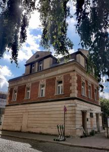 Kazimierz Residence Square في كراكوف: مبنى من الطوب القديم على جانب شارع
