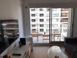 a living room with a view of a building at BELGRANO LUMINOSO Y AMPLIO DEPARTAMENTO in Buenos Aires