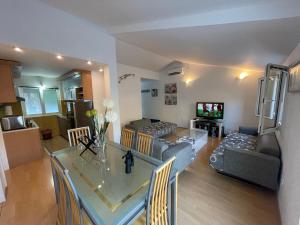 TV/trung tâm giải trí tại House with big terrace and beautiful sea view
