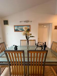 Khu vực ghế ngồi tại House with big terrace and beautiful sea view