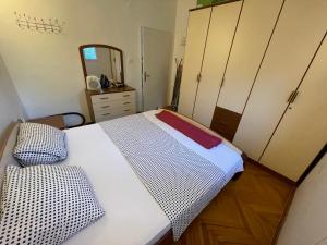 Giường trong phòng chung tại House with big terrace and beautiful sea view