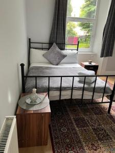 Un pat sau paturi într-o cameră la Murrayfield apartment
