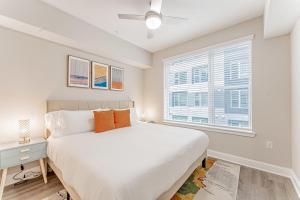 奧斯汀的住宿－Upscale Modern Apts - Free Parking, Fast WiFi, Courtyard，卧室设有一张白色大床和一扇窗户。