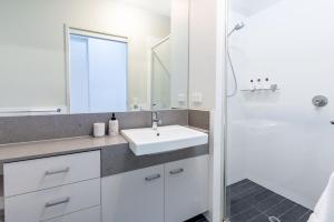 Keith's on Pumicestone, 1 of the 3 most popular units on Bribie的一间浴室