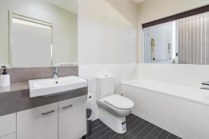 Keith's on Pumicestone, 1 of the 3 most popular units on Bribie的一间浴室