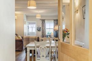 een eetkamer en een woonkamer met een tafel en stoelen bij 2 Bryn Tirion in Tanygrisiau
