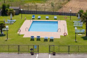 an overhead view of a swimming pool with chaises and chairs at Hotel Paraimo in A Lanzada