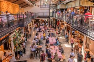 a crowd of people sitting at tables in a building at EL MEJOR LUGAR Departamento de Diseño en el mejor Barrio de Montevideo in Montevideo