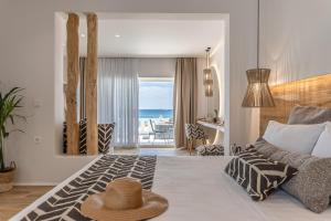 sypialnia z łóżkiem i widokiem na ocean w obiekcie Almiriki Naxos Beachside Living w mieście Plaka