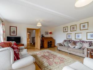 ein Wohnzimmer mit 2 Sofas und einem TV in der Unterkunft Bousdale Mill Cottage in Guisborough