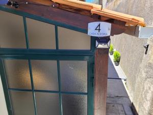 une porte avec le numéro 4 sur elle dans l'établissement Casa Alegria, à Funchal