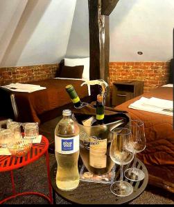 a table with two glasses and bottles of wine at Hotel style rooms & restaurant Pirocanac in Pirot