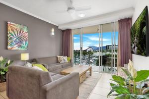 - un salon avec un canapé et une table dans l'établissement City Quays Luxury Dual Key, à Cairns