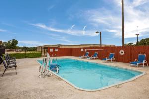 Der Swimmingpool an oder in der Nähe von SureStay Hotel by Best Western Rockdale