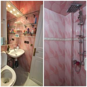 een roze badkamer met een toilet en een wastafel bij Residence Bouanane B in Fès