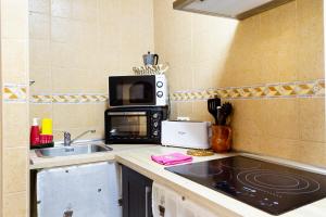 Kuchnia lub aneks kuchenny w obiekcie La Higuera ( Casa Rural de Gredos )