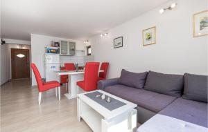 een woonkamer met een bank en een tafel bij Pet Friendly Apartment In Baric Draga With Kitchen in Barić Draga