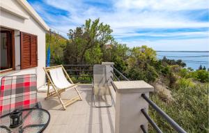 een balkon van een huis met uitzicht op de oceaan bij Pet Friendly Apartment In Baric Draga With Kitchen in Barić Draga