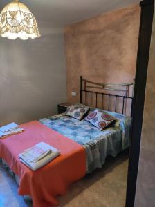 1 dormitorio con 1 cama con manta roja en Entrecastaños, en Rozas