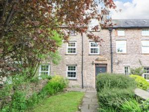 eine Außenansicht eines Steinhauses in der Unterkunft 89 High Street in Kirkby Stephen