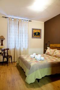 La Higuera ( Casa Rural de Gredos ) في Villarejo del Valle: غرفة نوم عليها سرير وفوط