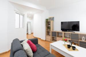 Televízia a/alebo spoločenská miestnosť v ubytovaní Mármoles sweet dreams Málaga downtown