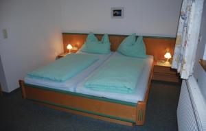 Postel nebo postele na pokoji v ubytování Helle Ferienwohnung Kirchberg + 3 fotografie