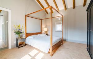 sypialnia z łóżkiem z baldachimem w pokoju w obiekcie Cozy Apartment In Bastia Di Albenga w Albendze