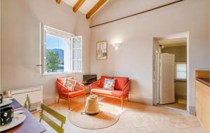 salon z czerwonymi krzesłami i stołem w obiekcie Cozy Apartment In Bastia Di Albenga w Albendze