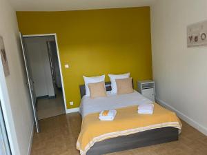 Łóżko lub łóżka w pokoju w obiekcie Joli appartement climatisé